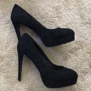 Black Pumps
